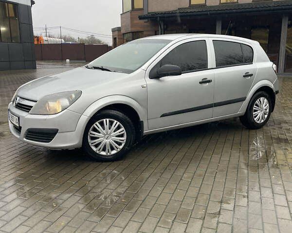 Серый Опель Астра, объемом двигателя 1.6 л и пробегом 140 тыс. км за 3899 $, фото 1 на Automoto.ua