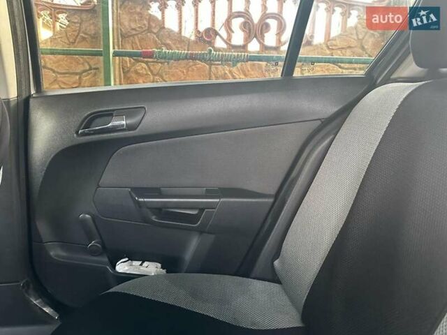 Серый Опель Астра, объемом двигателя 1.69 л и пробегом 150 тыс. км за 6500 $, фото 17 на Automoto.ua