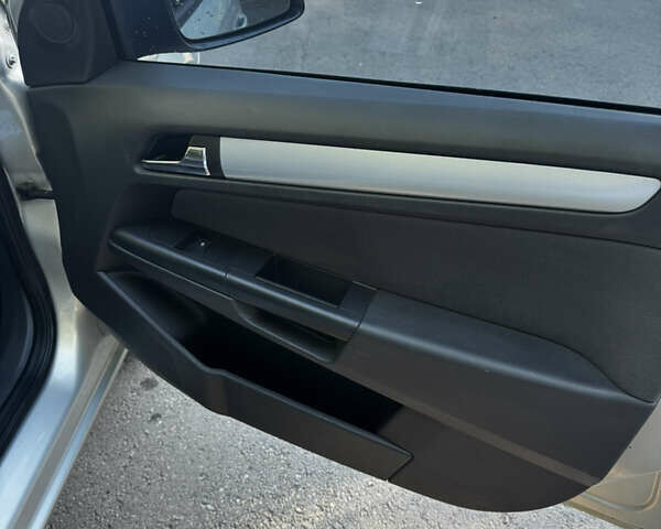 Серый Опель Астра, объемом двигателя 1.36 л и пробегом 211 тыс. км за 4200 $, фото 12 на Automoto.ua