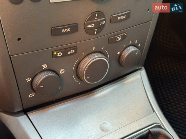 Серый Опель Астра, объемом двигателя 1.6 л и пробегом 140 тыс. км за 3799 $, фото 11 на Automoto.ua