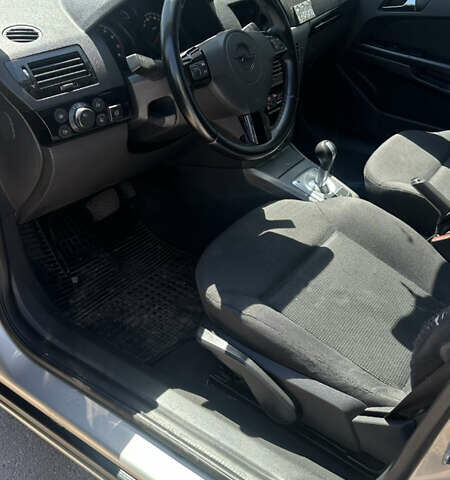 Серый Опель Астра, объемом двигателя 1.6 л и пробегом 296 тыс. км за 3850 $, фото 5 на Automoto.ua