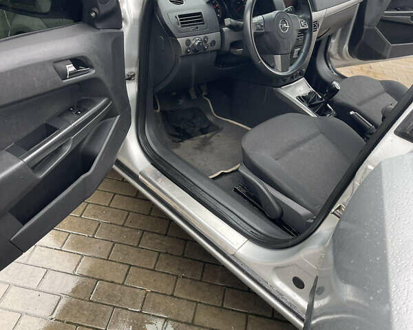 Серый Опель Астра, объемом двигателя 1.6 л и пробегом 140 тыс. км за 3450 $, фото 26 на Automoto.ua
