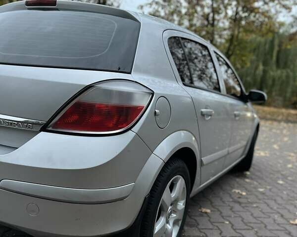 Серый Опель Астра, объемом двигателя 1.6 л и пробегом 248 тыс. км за 4400 $, фото 5 на Automoto.ua