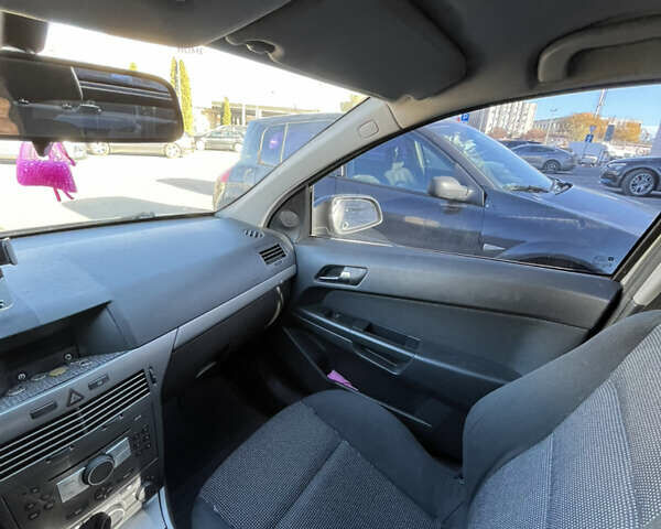 Серый Опель Астра, объемом двигателя 1.6 л и пробегом 236 тыс. км за 3900 $, фото 7 на Automoto.ua