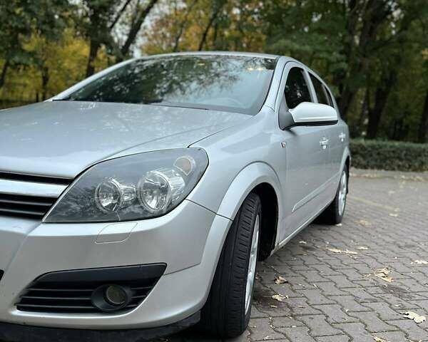 Серый Опель Астра, объемом двигателя 1.6 л и пробегом 248 тыс. км за 4400 $, фото 1 на Automoto.ua