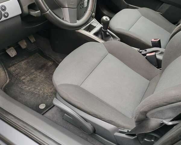 Серый Опель Астра, объемом двигателя 1.6 л и пробегом 217 тыс. км за 4900 $, фото 12 на Automoto.ua