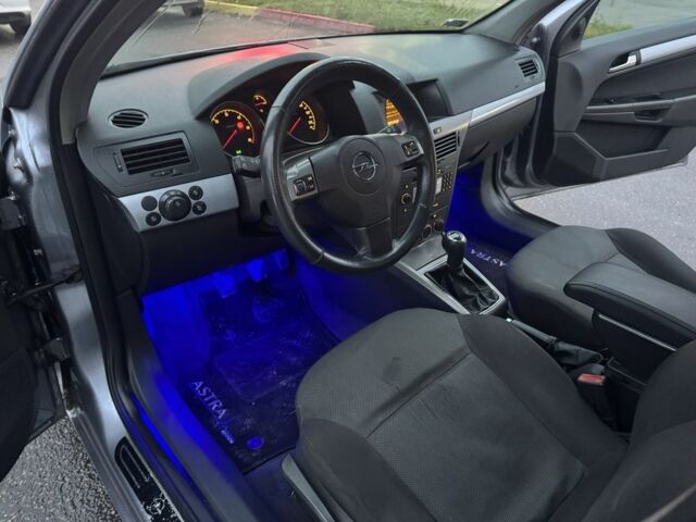 Серый Опель Астра, объемом двигателя 1.7 л и пробегом 327 тыс. км за 2450 $, фото 11 на Automoto.ua