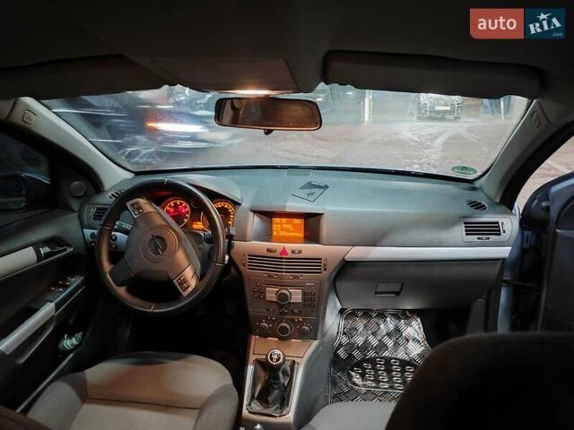 Серый Опель Астра, объемом двигателя 1.4 л и пробегом 257 тыс. км за 4499 $, фото 2 на Automoto.ua