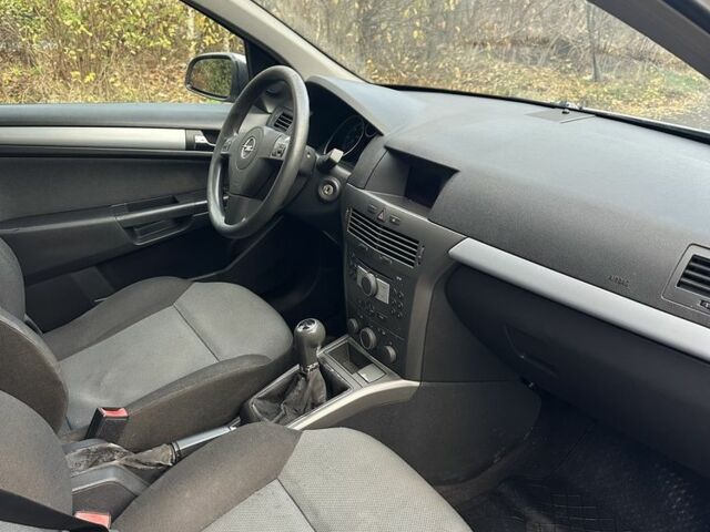 Серый Опель Астра, объемом двигателя 1.7 л и пробегом 324 тыс. км за 2350 $, фото 7 на Automoto.ua