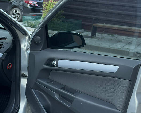 Серый Опель Астра, объемом двигателя 1.6 л и пробегом 287 тыс. км за 4700 $, фото 26 на Automoto.ua