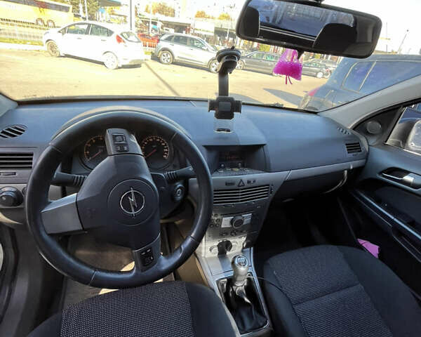 Серый Опель Астра, объемом двигателя 1.6 л и пробегом 236 тыс. км за 3900 $, фото 10 на Automoto.ua