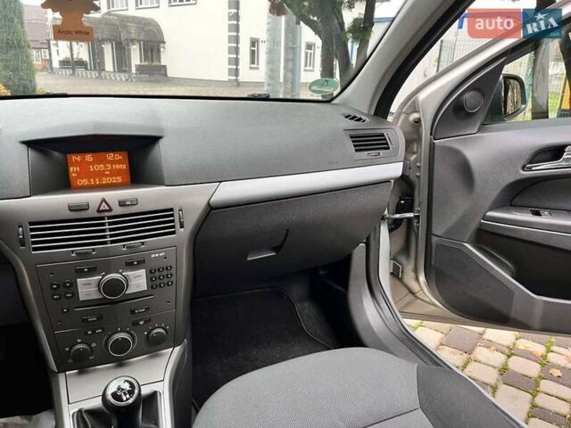 Серый Опель Астра, объемом двигателя 1.6 л и пробегом 160 тыс. км за 4999 $, фото 35 на Automoto.ua