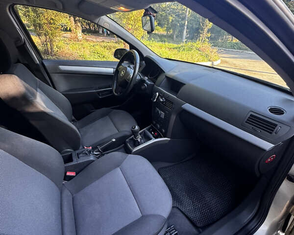 Серый Опель Астра, объемом двигателя 1.36 л и пробегом 211 тыс. км за 4200 $, фото 11 на Automoto.ua