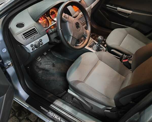 Серый Опель Астра, объемом двигателя 1.4 л и пробегом 257 тыс. км за 4499 $, фото 5 на Automoto.ua