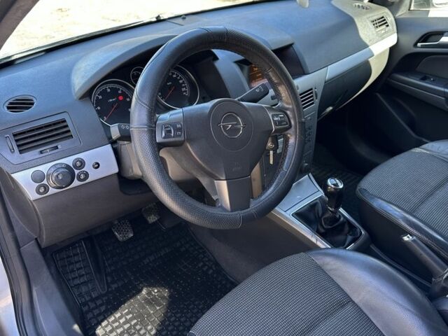 Серый Опель Астра, объемом двигателя 1.7 л и пробегом 270 тыс. км за 3750 $, фото 10 на Automoto.ua