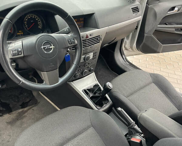 Серый Опель Астра, объемом двигателя 1.6 л и пробегом 140 тыс. км за 3899 $, фото 12 на Automoto.ua