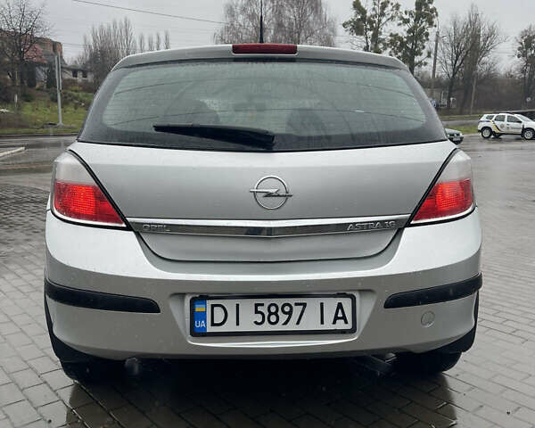 Серый Опель Астра, объемом двигателя 1.6 л и пробегом 140 тыс. км за 3899 $, фото 4 на Automoto.ua