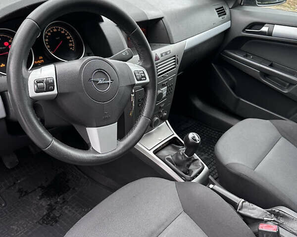 Серый Опель Астра, объемом двигателя 1.2 л и пробегом 274 тыс. км за 3399 $, фото 14 на Automoto.ua