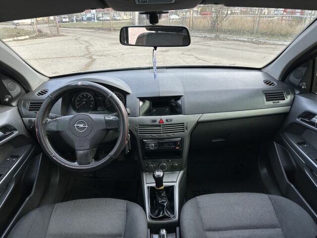 Серый Опель Астра, объемом двигателя 1.4 л и пробегом 303 тыс. км за 3999 $, фото 7 на Automoto.ua