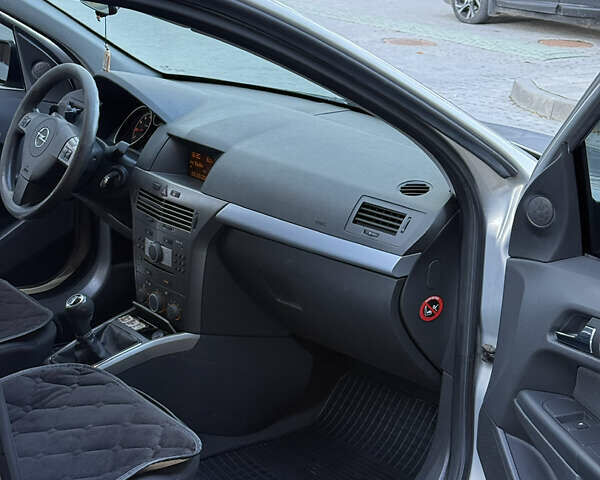 Серый Опель Астра, объемом двигателя 1.6 л и пробегом 287 тыс. км за 4700 $, фото 23 на Automoto.ua