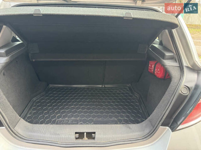 Серый Опель Астра, объемом двигателя 1.6 л и пробегом 180 тыс. км за 5300 $, фото 7 на Automoto.ua
