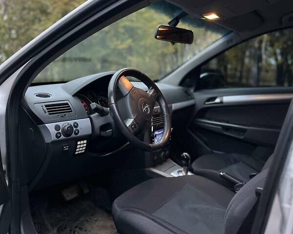 Серый Опель Астра, объемом двигателя 1.6 л и пробегом 248 тыс. км за 4400 $, фото 9 на Automoto.ua