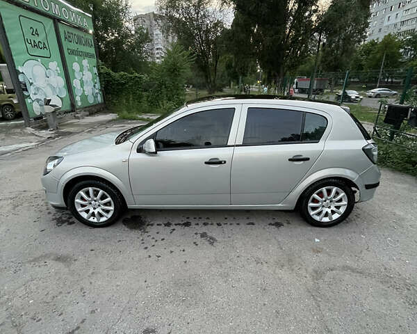 Серый Опель Астра, объемом двигателя 1.4 л и пробегом 332 тыс. км за 3850 $, фото 2 на Automoto.ua