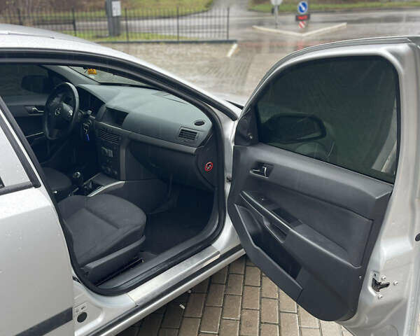 Серый Опель Астра, объемом двигателя 1.6 л и пробегом 140 тыс. км за 3899 $, фото 8 на Automoto.ua