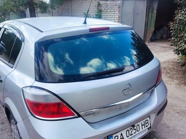 Серый Опель Астра, объемом двигателя 1.6 л и пробегом 213 тыс. км за 5000 $, фото 1 на Automoto.ua