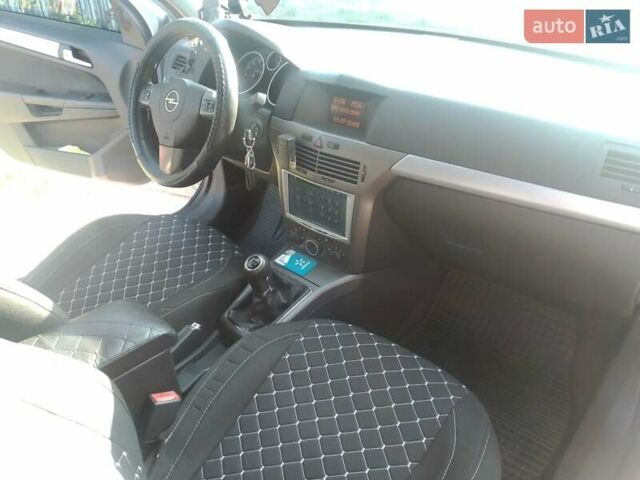 Серый Опель Астра, объемом двигателя 1.6 л и пробегом 246 тыс. км за 5400 $, фото 11 на Automoto.ua