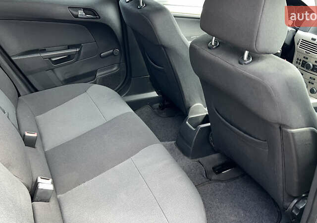 Серый Опель Астра, объемом двигателя 1.6 л и пробегом 255 тыс. км за 5400 $, фото 16 на Automoto.ua