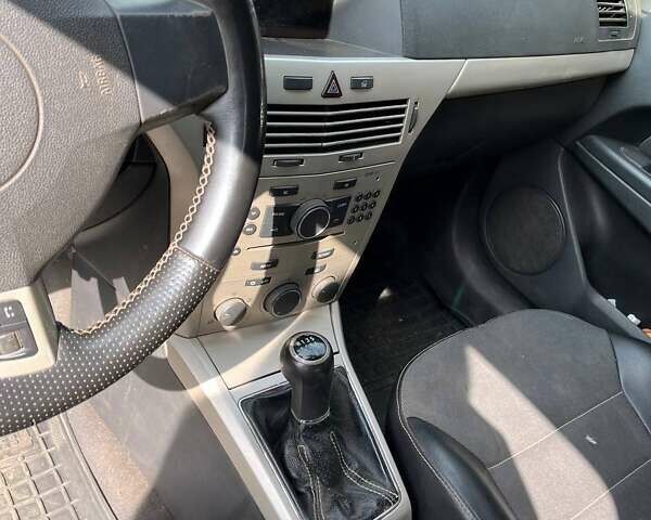 Серый Опель Астра, объемом двигателя 1.3 л и пробегом 320 тыс. км за 3500 $, фото 7 на Automoto.ua