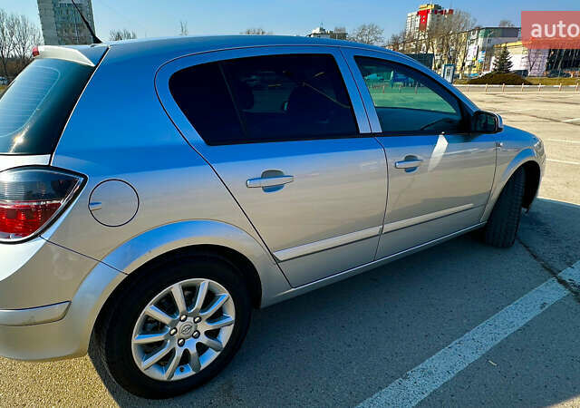 Серый Опель Астра, объемом двигателя 1.6 л и пробегом 235 тыс. км за 5200 $, фото 3 на Automoto.ua