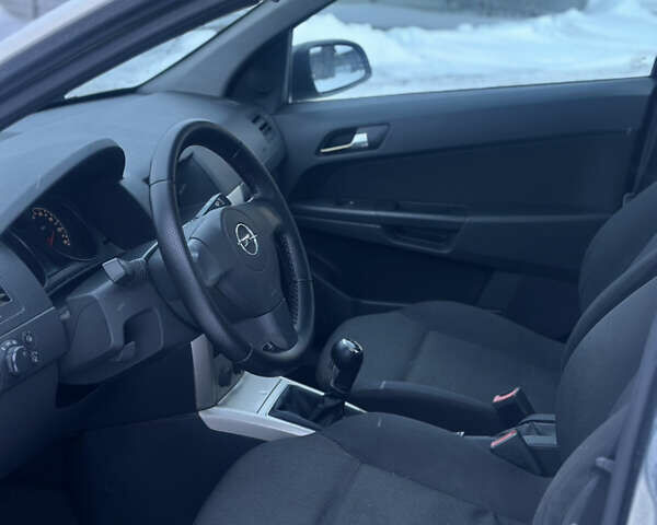 Серый Опель Астра, объемом двигателя 1.4 л и пробегом 237 тыс. км за 3999 $, фото 13 на Automoto.ua