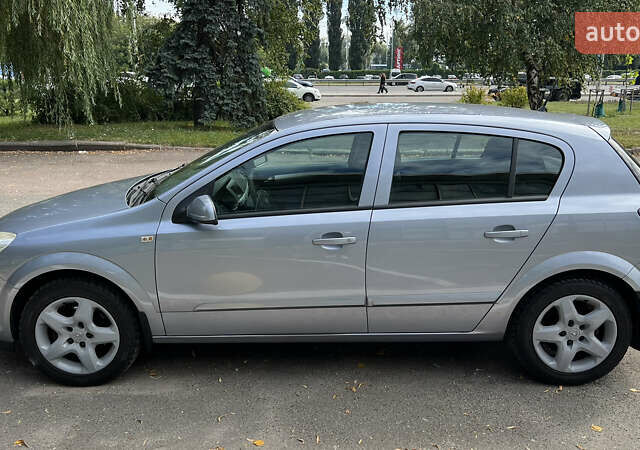 Серый Опель Астра, объемом двигателя 1.6 л и пробегом 255 тыс. км за 5400 $, фото 1 на Automoto.ua