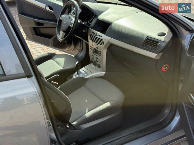 Серый Опель Астра, объемом двигателя 1.6 л и пробегом 180 тыс. км за 6750 $, фото 73 на Automoto.ua