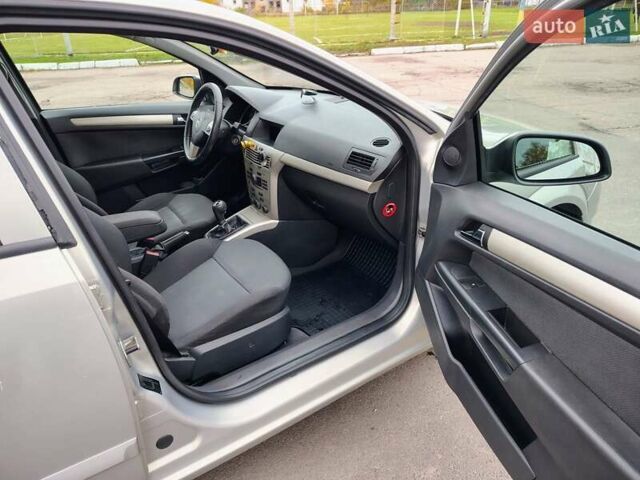 Серый Опель Астра, объемом двигателя 1.7 л и пробегом 231 тыс. км за 5500 $, фото 5 на Automoto.ua