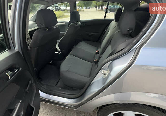 Серый Опель Астра, объемом двигателя 1.6 л и пробегом 255 тыс. км за 5400 $, фото 17 на Automoto.ua