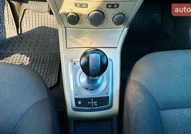 Серый Опель Астра, объемом двигателя 1.6 л и пробегом 235 тыс. км за 5200 $, фото 20 на Automoto.ua