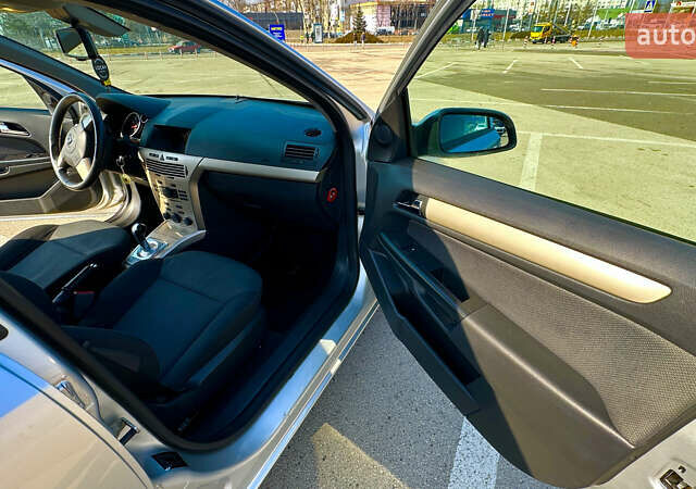 Серый Опель Астра, объемом двигателя 1.6 л и пробегом 235 тыс. км за 5200 $, фото 11 на Automoto.ua