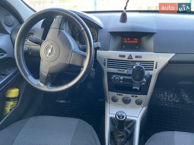 Серый Опель Астра, объемом двигателя 1.4 л и пробегом 306 тыс. км за 5200 $, фото 6 на Automoto.ua