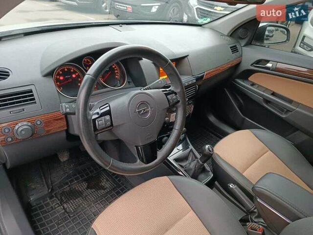 Серый Опель Астра, объемом двигателя 1.6 л и пробегом 255 тыс. км за 6490 $, фото 19 на Automoto.ua