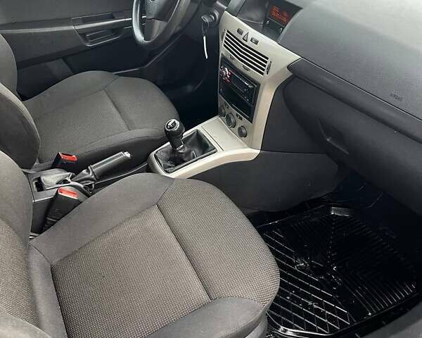 Серый Опель Астра, объемом двигателя 1.4 л и пробегом 147 тыс. км за 5400 $, фото 3 на Automoto.ua