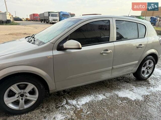 Серый Опель Астра, объемом двигателя 1.6 л и пробегом 260 тыс. км за 4400 $, фото 1 на Automoto.ua