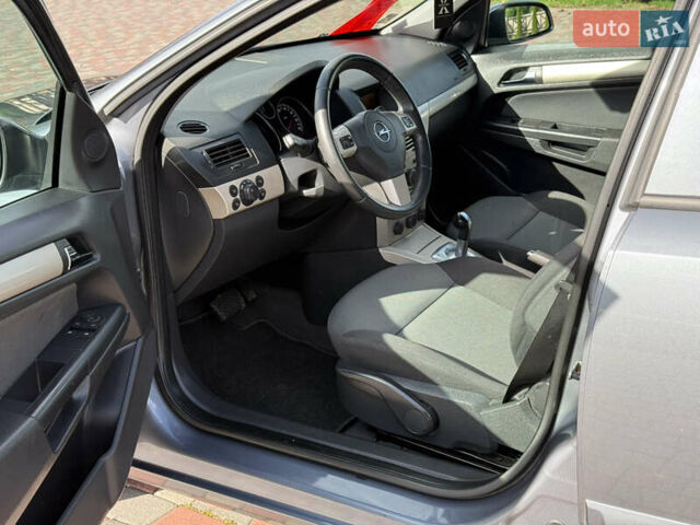 Серый Опель Астра, объемом двигателя 1.6 л и пробегом 180 тыс. км за 6750 $, фото 71 на Automoto.ua