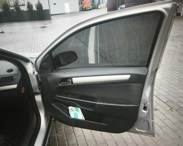 Серый Опель Астра, объемом двигателя 1.6 л и пробегом 277 тыс. км за 3700 $, фото 2 на Automoto.ua