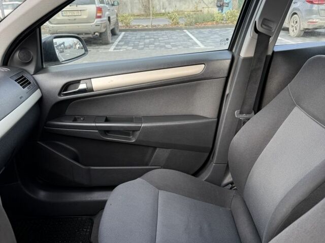 Серый Опель Астра, объемом двигателя 1.6 л и пробегом 315 тыс. км за 3900 $, фото 11 на Automoto.ua