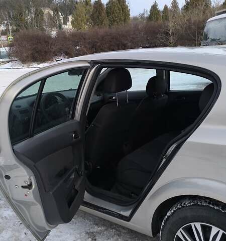 Серый Опель Астра, объемом двигателя 1.4 л и пробегом 237 тыс. км за 3500 $, фото 10 на Automoto.ua