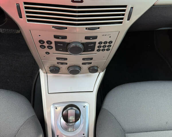 Серый Опель Астра, объемом двигателя 1.6 л и пробегом 180 тыс. км за 6750 $, фото 66 на Automoto.ua