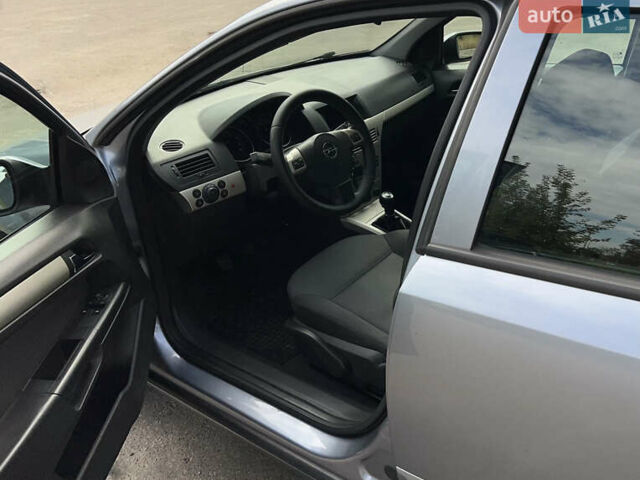 Серый Опель Астра, объемом двигателя 1.6 л и пробегом 255 тыс. км за 5400 $, фото 14 на Automoto.ua